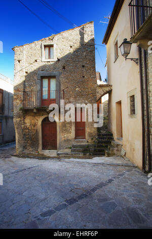 Montalbano Elicona, strade e Palazzo Vecchio, Sicilia Foto Stock