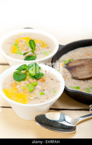 Sostanziosa del Medio Oriente e ceci Zuppa di Orzo con foglie di menta Foto Stock