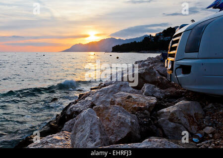 Adriatico tramonto vicino a Baska Voda, Croazia Foto Stock