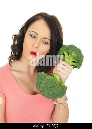 Giovane donna attraente azienda materie broccoli Foto Stock