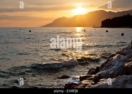 Adriatico tramonto vicino a Baska Voda, Croazia Foto Stock