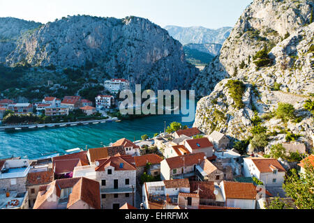 Panorama della vecchia città di pirati di Omis in Croazia Foto Stock