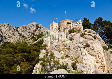 Vecchio pirata castello nella città di Omis, Croazia Foto Stock