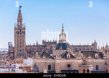 Siviglia Spagna skyline con la torre Giralda Cattedrale El Salvador Chiesa e bridge visto dalla Parasol Metropol città si affacciano Foto Stock