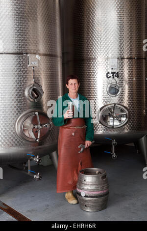 Mo Zeiher Brewer nella camera di fermentazione al Hogs Back Brewery in Tongham Surrey Foto Stock