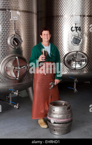 Mo Zeiher Brewer nella camera di fermentazione al Hogs Back Brewery in Tongham Surrey Foto Stock