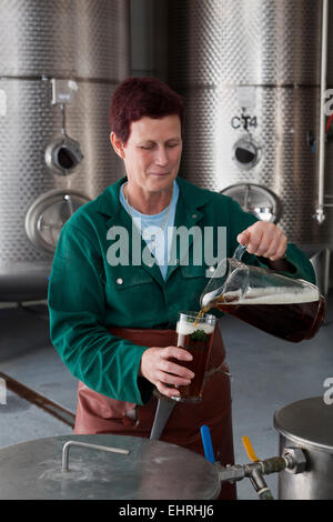 Mo Zeiher Brewer nella camera di fermentazione al Hogs Back Brewery in Tongham Surrey Foto Stock