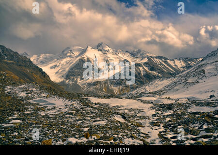 Scenic valle rocciosa in Pamir Mountains in Tagikistan Foto Stock