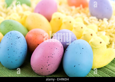 Color pastello le uova di Pasqua e giallo pulcini di marshmallow Foto Stock