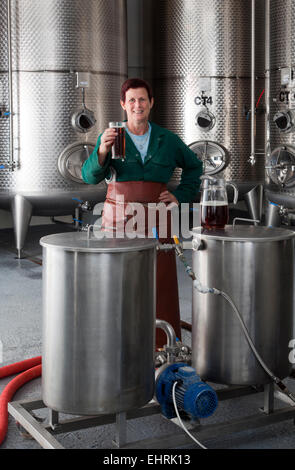 Mo Zeiher Brewer nella camera di fermentazione al Hogs Back Brewery in Tongham Surrey Foto Stock