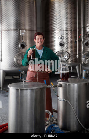 Mo Zeiher Brewer nella camera di fermentazione al Hogs Back Brewery in Tongham Surrey Foto Stock