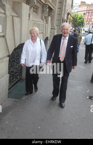 Sir Donald Sinden fuori e circa a Londra (circa 2010) con: Sir Donald Sinden dove: Londra, Regno Unito quando: 20 Ott 2010 Foto Stock