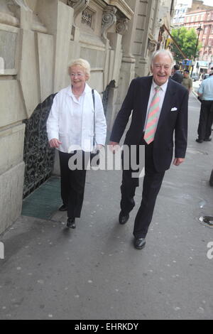 Sir Donald Sinden fuori e circa a Londra (circa 2010) con: Sir Donald Sinden dove: Londra, Regno Unito quando: 20 Ott 2010 Foto Stock