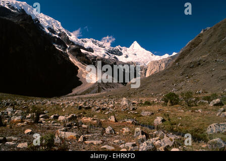 Pittoresca valle tra le più alte vette nelle Ande peruviane, Cordillera Blanca Foto Stock