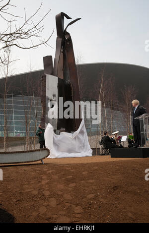 9/11 scultura in acciaio è presentato presso la sua sede permanente nella Queen Elizabeth Olympic Park. Foto Stock