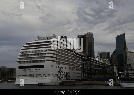 Sydney, Australia. Il 17 marzo 2015. MSC Orchestra crociera ancorata al Terminal Passeggeri Oltreoceano. Credito: Richard Milnes/Alamy Live News Foto Stock