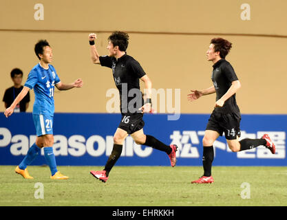 (150317) -- GUANGZHOU, Marzo 17, 2015 (Xinhua) -- Hwang Ui Jo (C) della Corea del Sud, Seongnam FC celebra per un obiettivo durante il gruppo F match contro la Cina del Guangzhou R&F a 2015 AFC Champions League a Guangzhou, Cina del sud della provincia di Guangdong, il 17 marzo 2015. (Xinhua/Liu Dawei) Foto Stock