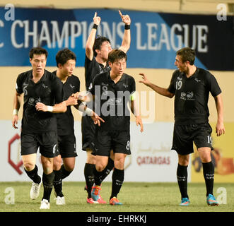 (150317) -- GUANGZHOU, Marzo 17, 2015 (Xinhua) -- i giocatori della Corea del Sud, Seongnam FC celebrare per un obiettivo durante il gruppo F match contro la Cina del Guangzhou R&F a 2015 AFC Champions League a Guangzhou, Cina del sud della provincia di Guangdong, il 17 marzo 2015. (Xinhua/Liu Dawei) Foto Stock