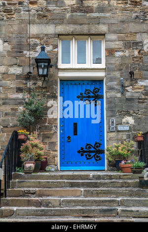 Blue porta anteriore - home dell'Arcidiacono di Durham Cathedral, County Durham, Inghilterra, Gran Bretagna, Regno Unito. Foto Stock