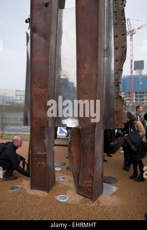 9/11 scultura in acciaio è presentato presso la sua sede permanente nella Queen Elizabeth Olympic Park. Foto Stock