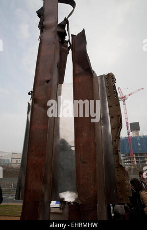 9/11 scultura in acciaio è presentato presso la sua sede permanente nella Queen Elizabeth Olympic Park. Foto Stock