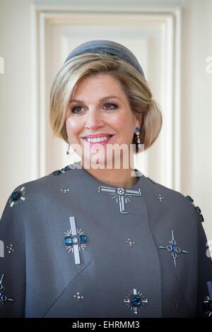 Copenhagen, Danimarca. Xvii Mar, 2015. Regina Maxima dei Paesi Bassi arriva al castello di Fredensborg dove essi pongono per la fotografia ufficiale, Danimarca, 17 marzo 2015. La Dutch King e Queen sono in Danimarca per una due giorni di visita di stato. Credito: dpa picture alliance/Alamy Live News Foto Stock