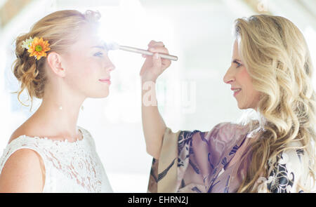 Matrona di onore controllo sposa make up prima cerimonia di nozze Foto Stock