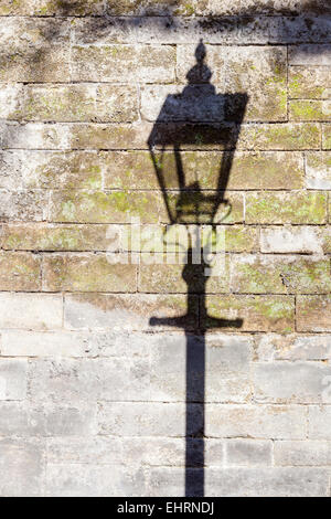 Ombra di una vecchia lampione su un muro, Inghilterra, Regno Unito Foto Stock
