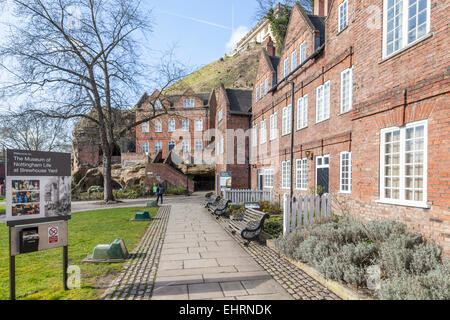 Xvii secolo cottages che ospita il Museo di Nottingham la vita al cantiere di tini di filtrazione con Rock Cottage in corrispondenza della estremità lontana del percorso, Nottingham, Inghilterra, Regno Unito Foto Stock