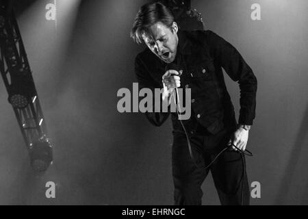 Ricky Wilson di Kaiser Chiefs live al Centro Internazionale di Bournemouth, febbraio 2015. Foto Stock