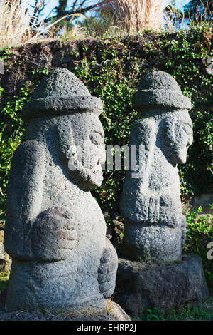 Asia, Repubblica di Corea, Corea del Sud, Jeju Island, Dol hareubang (harubang) protezione e furtility statua a Dolhareubang Park Foto Stock