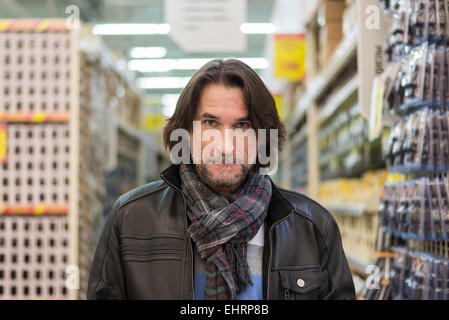 Ritratto di uomo di mezza età in un negozio di materiali da costruzione Foto Stock