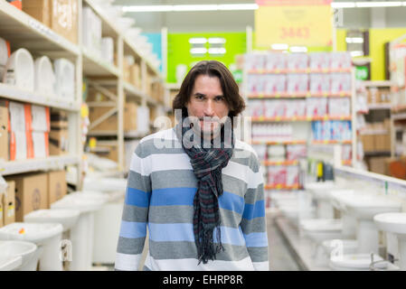 Ritratto di uomo di mezza età in un negozio di materiali da costruzione Foto Stock