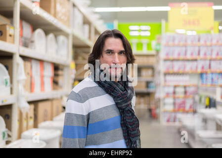 Ritratto di uomo di mezza età in un negozio di materiali da costruzione Foto Stock