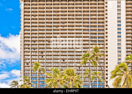 Honolulu, HI, Stati Uniti d'America - 7 Settembre 2013: facciata di Waikiki hotel con le palme a Honolulu, Hawaii. Waikiki Hawaii è il più famoso t Foto Stock