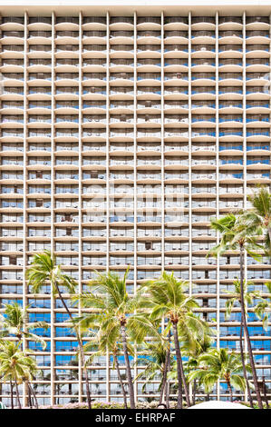 Honolulu, HI, Stati Uniti d'America - 7 Settembre 2013: facciata di Waikiki hotel con le palme a Honolulu, Hawaii. Waikiki Hawaii è il più famoso t Foto Stock