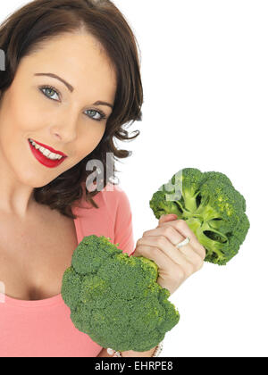 Giovane donna attraente azienda materie broccoli Foto Stock