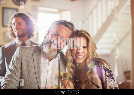 Ritratto di sorridere matrona di onore e di miglior uomo durante il ricevimento di nozze in ambiente domestico Foto Stock