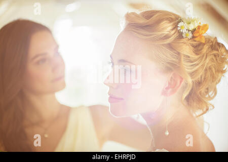 Ritratto di sposa con damigella in background in ambiente domestico Foto Stock