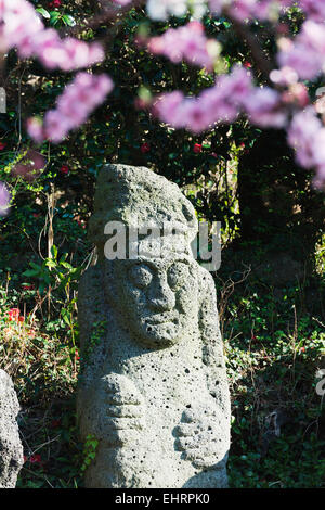 Asia, Repubblica di Corea, Corea del Sud, Jeju Island, Dol hareubang (harubang) protezione e furtility statua a Dolhareubang Park Foto Stock