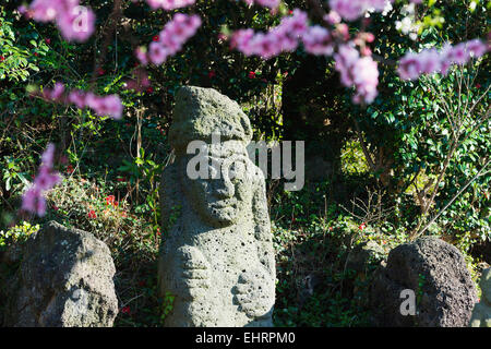 Asia, Repubblica di Corea, Corea del Sud, Jeju Island, Dol hareubang (harubang) protezione e furtility statua a Dolhareubang Park Foto Stock