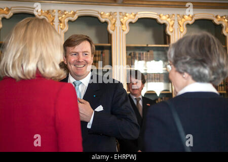 Copenhagen, Danimarca. Il 17 marzo 2015. Un Re smilinmg Willem-Alexander incontra PM DANESE, Helle THORNING-SCHMIDT durante il royal coppie 2 giorni di visita di Stato in Danimarca Credito: OJPHOTOS/Alamy Live News Foto Stock