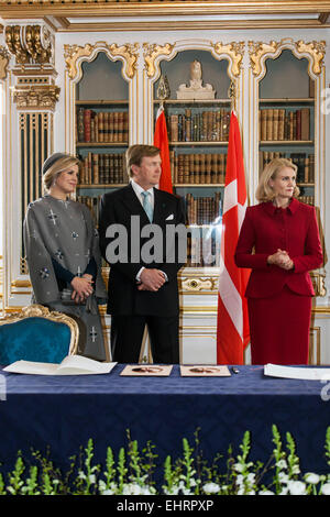 Copenhagen, Danimarca. Il 17 marzo 2015. Olandese Willem-Alexander re e regina Máxima incontra PM DANESE, Helle THORNING-SCHMIDT, durante i 2 giorni di visite di stato alla Danimarca. Qui si incontra in l'Ufficio del Primo Ministro Credito: OJPHOTOS/Alamy Live News Foto Stock