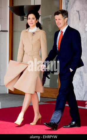 Copenhagen, Danimarca. Xvii Mar, 2015. Danish Crown Princess Maria e il Principe ereditario Frederik attendere l arrivo della olandese royal giovane all'aeroporto Kastrup di Copenhagen, Danimarca, 17 marzo 2015. Il re e la Regina dei Paesi Bassi sono in Danimarca per una due giorni di visita di stato. Credito: dpa picture alliance/Alamy Live News Foto Stock