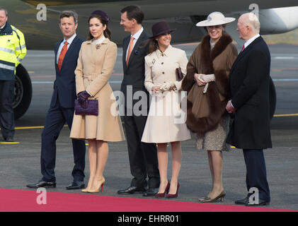 Copenhagen, Danimarca. Xvii Mar, 2015. Danish Crown Prince Frederik, Crown Princess Maria, il principe Joachim, principessa Marie, Principessa Benedikte e Principe Richard attendere l arrivo della olandese royal giovane all'aeroporto Kastrup di Copenhagen, Danimarca, 17 marzo 2015. Il re e la Regina dei Paesi Bassi sono in Danimarca per una due giorni di visita di stato. Credito: dpa picture alliance/Alamy Live News Foto Stock