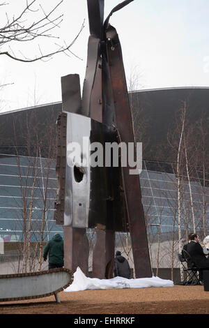 9/11 scultura in acciaio è presentato presso la sua sede permanente nella Queen Elizabeth Olympic Park. Foto Stock