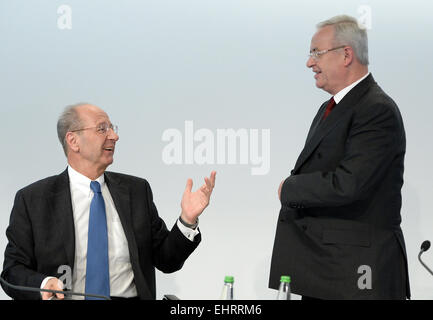 Stuttgart, Germania. Xvii Mar, 2015. Martin Winterkorn (R), il CEO di Porsche in sé, parla al CFO di Porsche in sé, Hans Dieter Poetsch (L), durante la società conti annuali della conferenza stampa tenutasi a Stoccarda, Germania, 17 marzo 2015. Foto: BERND WEISSBROD/dpa/Alamy Live News Foto Stock