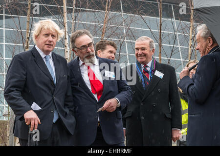 Marzo 17, 2015 - L'opera d'arte commissionata dal 9/11 carità educativa è stata svelata dal sindaco di Londra Boris Johnson. La scultura è stata creata da America artista Miya Ando fuori del Twin Tower di rottami di acciaio. La cerimonia ha visto la partecipazione di molti visitatori e relatori provenienti da Regno Unito e all'estero tra cui ambasciatore statunitense Matthew Barzun, storico inglese Simon Schama e presidente di poiché 9/11 Pietro Rosengard © Velar concedere/ZUMA filo/ZUMAPRESS.com/Alamy Live News Foto Stock