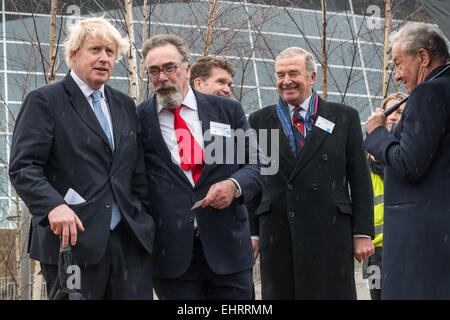 Marzo 17, 2015 - L'opera d'arte commissionata dal 9/11 carità educativa è stata svelata dal sindaco di Londra Boris Johnson. La scultura è stata creata da America artista Miya Ando fuori del Twin Tower di rottami di acciaio. La cerimonia ha visto la partecipazione di molti visitatori e relatori provenienti da Regno Unito e all'estero tra cui ambasciatore statunitense Matthew Barzun, storico inglese Simon Schama e presidente di poiché 9/11 Pietro Rosengard © Velar concedere/ZUMA filo/ZUMAPRESS.com/Alamy Live News Foto Stock