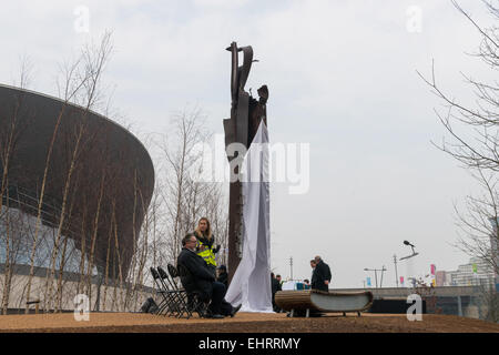 Marzo 17, 2015 - L'opera d'arte commissionata dal 9/11 carità educativa è stata svelata dal sindaco di Londra Boris Johnson. La scultura è stata creata da America artista Miya Ando fuori del Twin Tower di rottami di acciaio. La cerimonia ha visto la partecipazione di molti visitatori e relatori provenienti da Regno Unito e all'estero tra cui ambasciatore statunitense Matthew Barzun, storico inglese Simon Schama e presidente di poiché 9/11 Pietro Rosengard © Velar concedere/ZUMA filo/ZUMAPRESS.com/Alamy Live News Foto Stock